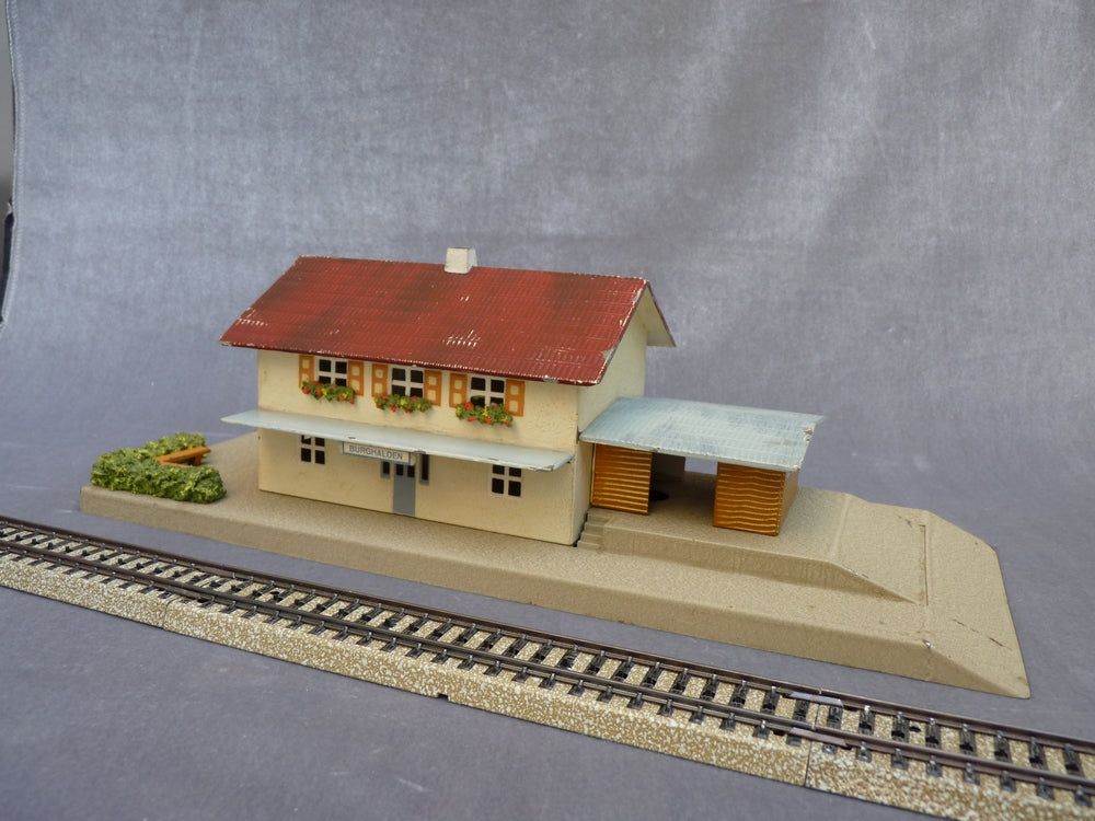 Gare Miniature Ancienne KIBRI – Échelle O – Tôle – Fabriqué Aux USA – Années 50 (25cm X Ht 14cm)
