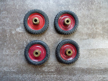 Charger l'image dans la galerie, MECCANO 22 et 142c - Lot de 4 petites roues avec pneus