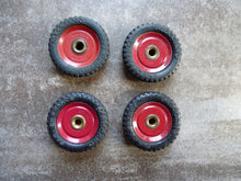 Charger l'image dans la galerie, MECCANO 22 et 142c - Lot de 4 petites roues avec pneus