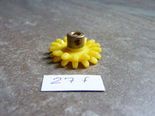 Charger l'image dans la galerie, MECCANO 27f - Jaune - Roue dentée plastique