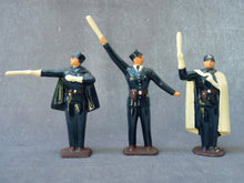 Charger l'image dans la galerie, Figurines agents de police du service de la circulation (circa 1950)