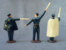 Charger l'image dans la galerie, Figurines agents de police du service de la circulation (circa 1950)