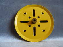 Charger l'image dans la galerie, Meccano 19b poulie à moyeu jaune