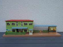 Charger l'image dans la galerie, Allemagne - Grande gare et quai en tôle lithographiée (HO vintage)