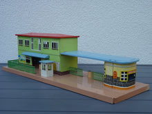 Charger l'image dans la galerie, Allemagne - Grande gare et quai en tôle lithographiée (HO vintage)