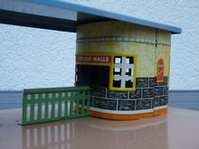 Charger l'image dans la galerie, Allemagne - Grande gare et quai en tôle lithographiée (HO vintage)