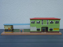 Charger l'image dans la galerie, Allemagne - Grande gare et quai en tôle lithographiée (HO vintage)