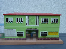 Charger l'image dans la galerie, Allemagne - Grande gare et quai en tôle lithographiée (HO vintage)