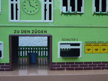 Charger l'image dans la galerie, Allemagne - Grande gare et quai en tôle lithographiée (HO vintage)