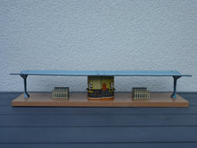 Charger l'image dans la galerie, Allemagne - Grande gare et quai en tôle lithographiée (HO vintage)