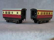 Charger l'image dans la galerie, HORNBY - Paire de voitures voyageurs anglaises British Railways (0 vintage)