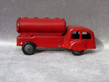 Charger l'image dans la galerie, JEP - Camion citerne (jouet vintage)