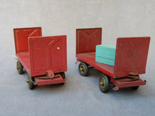 Charger l&#39;image dans la galerie, DECOLUX - Paire de chariots à bagages (Jouet vintage)