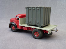 Atlas Editions Dinky Toys 34B - Plateau Berliet Avec Container Truck - Red Atlas Editions Dinky Toys 34B - Plateau Berliet Avec Container Truck - Red