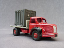 Charger l&#39;image dans la galerie, DINKY TOYS 34B - Plateau BERLIET avec container (vintage 1965)