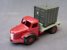 Charger l&#39;image dans la galerie, DINKY TOYS 34B - Plateau BERLIET avec container (vintage 1965)