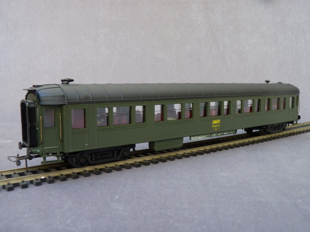 FRANCE TRAINS 273 - Rare voiture salon SNCF à rivets apparents Ep IV marquages UIC