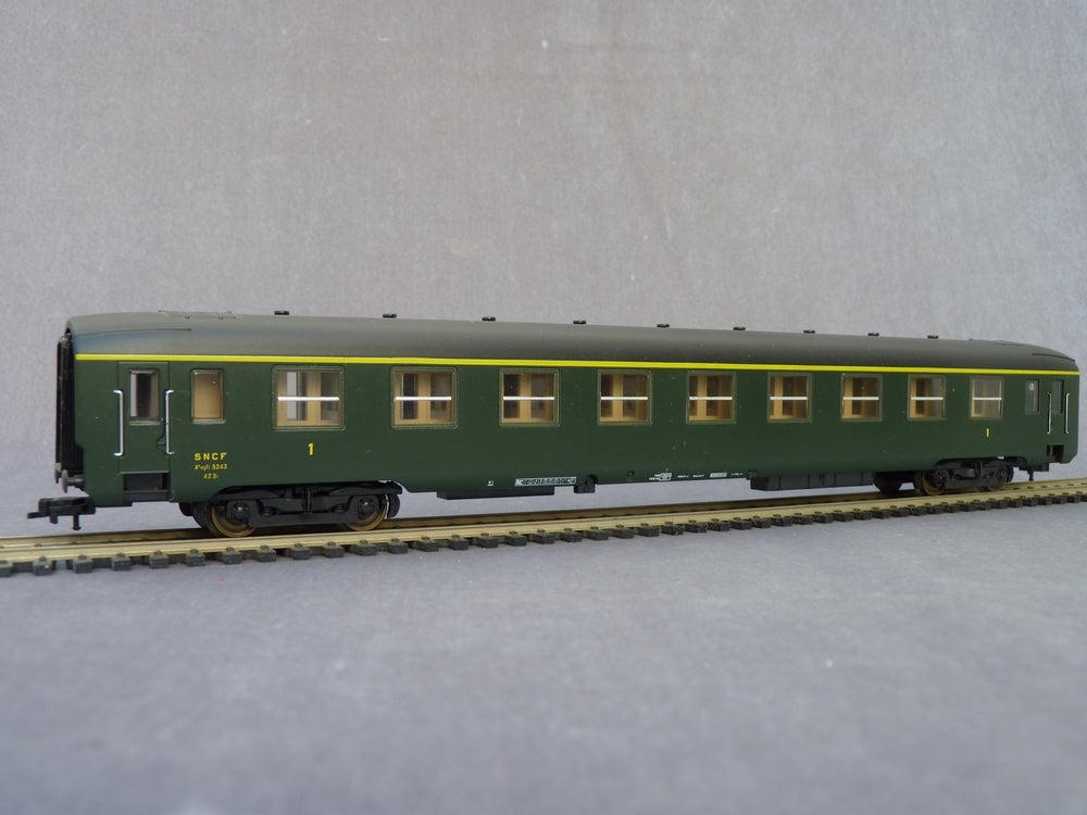 LIMA 309372 - Voiture 1ère classe type DEV AO  A9 longue de la SNCF