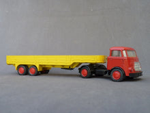 Charger l&#39;image dans la galerie, LION CAR N°33-35 - DAF frontstuur trekker met oplegger -semi-remorque (vintage 1966)