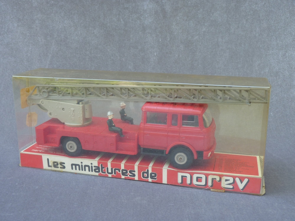 MINIATURE POMPIERS BERLIET GBK 18 échelle Magirus Norev plastique 1/43 MINIATURE POMPIERS BERLIET GBK 18 échelle Magirus Norev plastique 1/43