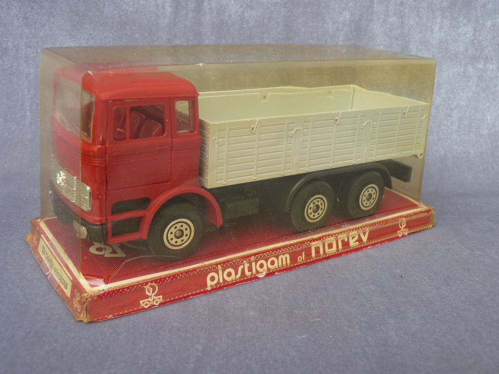 NOREV 124 - Camion MERCEDES (vintage 1975)