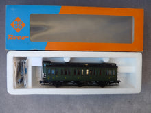 Charger l&#39;image dans la galerie, ROCO 44226A - Voiture de 1ére Classe à trois essieux et guérite SNCF ex Prussienne