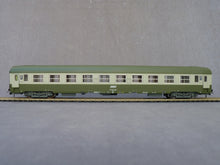 Charger l&#39;image dans la galerie, ROCO 44605 - Voiture 2ème classe type UIC de la SNCF &quot;Livrée 160&quot;