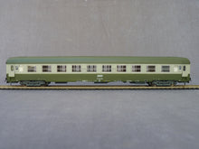 Charger l&#39;image dans la galerie, ROCO 44605 - Voiture 2ème classe type UIC de la SNCF &quot;Livrée 160&quot;