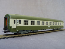Charger l&#39;image dans la galerie, ROCO 44605 - Voiture 2ème classe type UIC de la SNCF &quot;Livrée 160&quot;