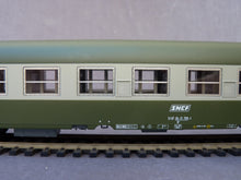Charger l&#39;image dans la galerie, ROCO 44605 - Voiture 2ème classe type UIC de la SNCF &quot;Livrée 160&quot;