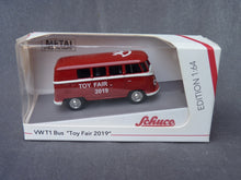 Charger l&#39;image dans la galerie, SCHUCO - Hors catalogue - VOLKSWAGEN T1 Bus &quot;TOY Fair 2019&quot; Nürnberg (1/64)