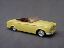Charger l'image dans la galerie, SOLIDO - Peugeot 403 cabriolet jaune pâle (vintage 1960)
