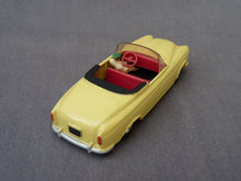 Charger l'image dans la galerie, SOLIDO - Peugeot 403 cabriolet jaune pâle (vintage 1960)