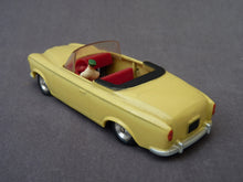 Charger l'image dans la galerie, SOLIDO - Peugeot 403 cabriolet jaune pâle (vintage 1960)