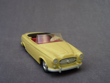 Charger l'image dans la galerie, SOLIDO - Peugeot 403 cabriolet jaune pâle (vintage 1960)
