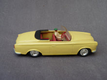 Charger l'image dans la galerie, SOLIDO - Peugeot 403 cabriolet jaune pâle (vintage 1960)