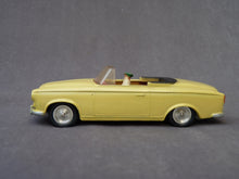 Charger l'image dans la galerie, SOLIDO - Peugeot 403 cabriolet jaune pâle (vintage 1960)