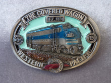 Charger l'image dans la galerie, Boucle de ceinturon américaine ferroviaire émaillée Loco Diesel F7 913 WESTERN PACIFIC