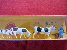 Charger l&#39;image dans la galerie, FR 38 - Vaches, veau, chien et fermière - (HO vintage)