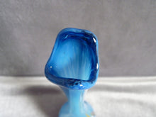 Charger l&#39;image dans la galerie, Vase en pâte de verre bleu