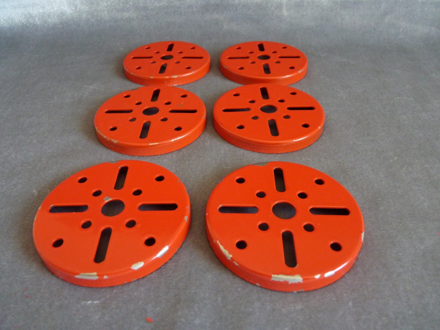 MECCANO RARE LOT De Roues Et Pieces Anciennes France Carton Peint MECCANO RARE LOT De Roues Et Pieces Anciennes France Carton Peint
