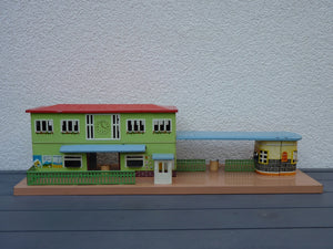 Allemagne - Grande gare et quai en tôle lithographiée (HO vintage)