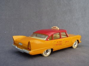 DINKY TOYS 266 - PLYMOUTH PLAZA Canadian Taxi ( vintage 1960/1966 )