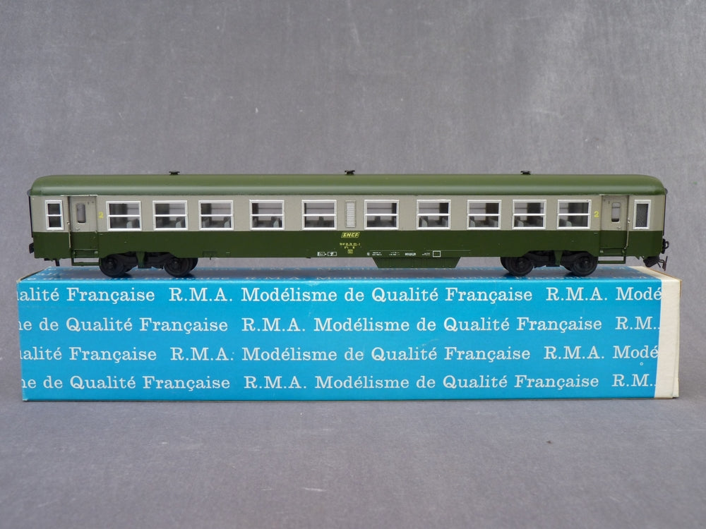 RMA 130 - Voiture USI ANF SNCF de 2ème classe à couloir central