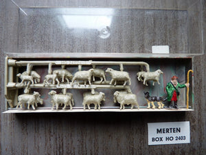 MERTEN 2403 - Assortiment: berger habillé en vert, moutons et chien HO