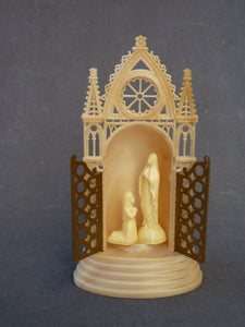 Vierge Marie en plastique. Souvenir de Lourdes ( vintage circa 1960 )