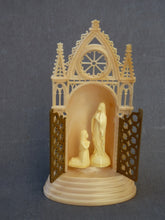 Charger l&#39;image dans la galerie, Vierge Marie en plastique. Souvenir de Lourdes ( vintage circa 1960 )